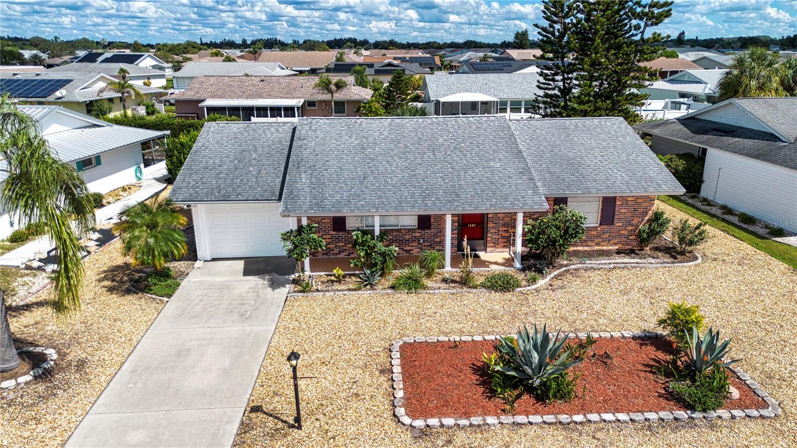 1507 N LAKE DR