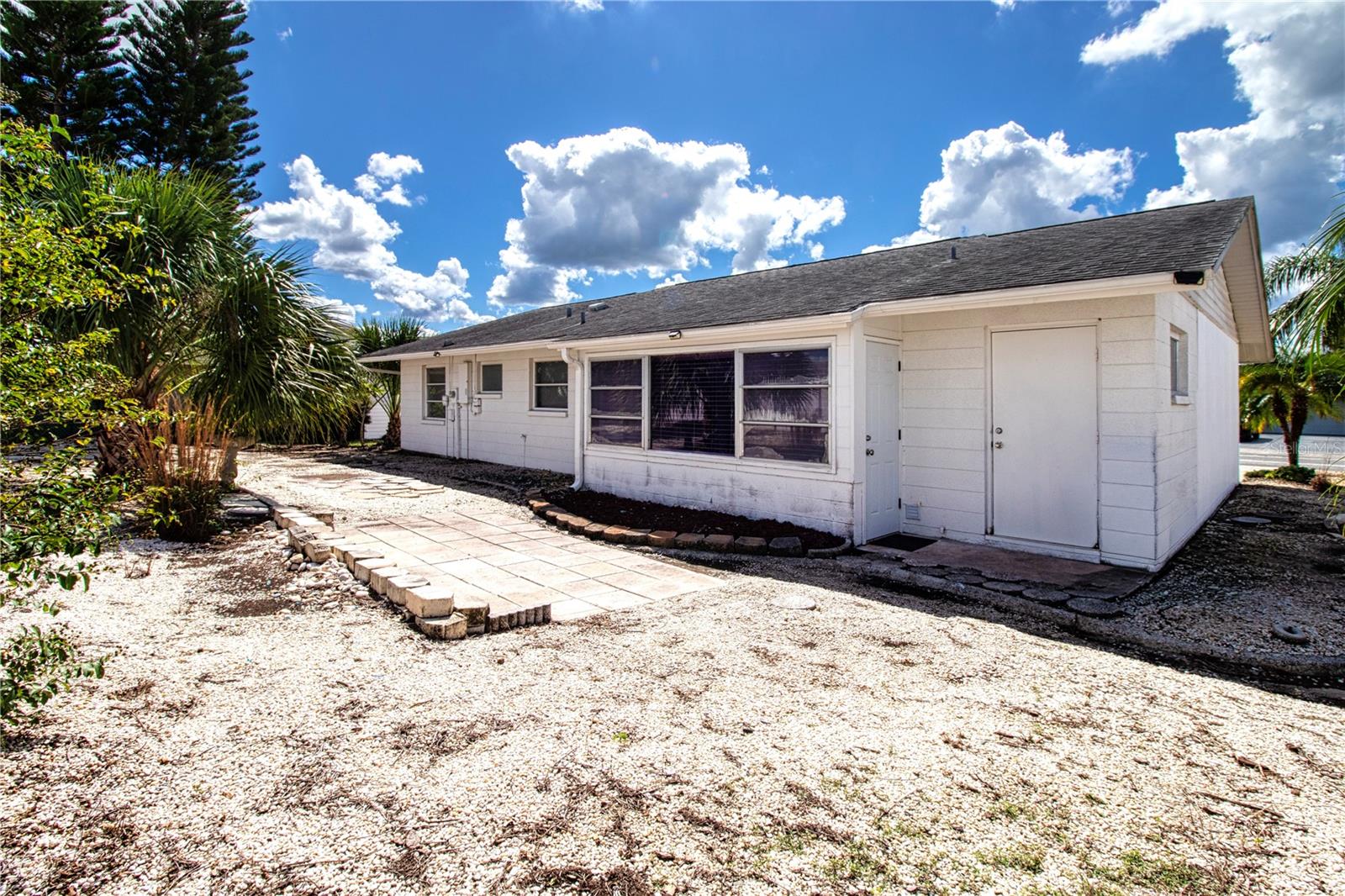 1507 N LAKE DR