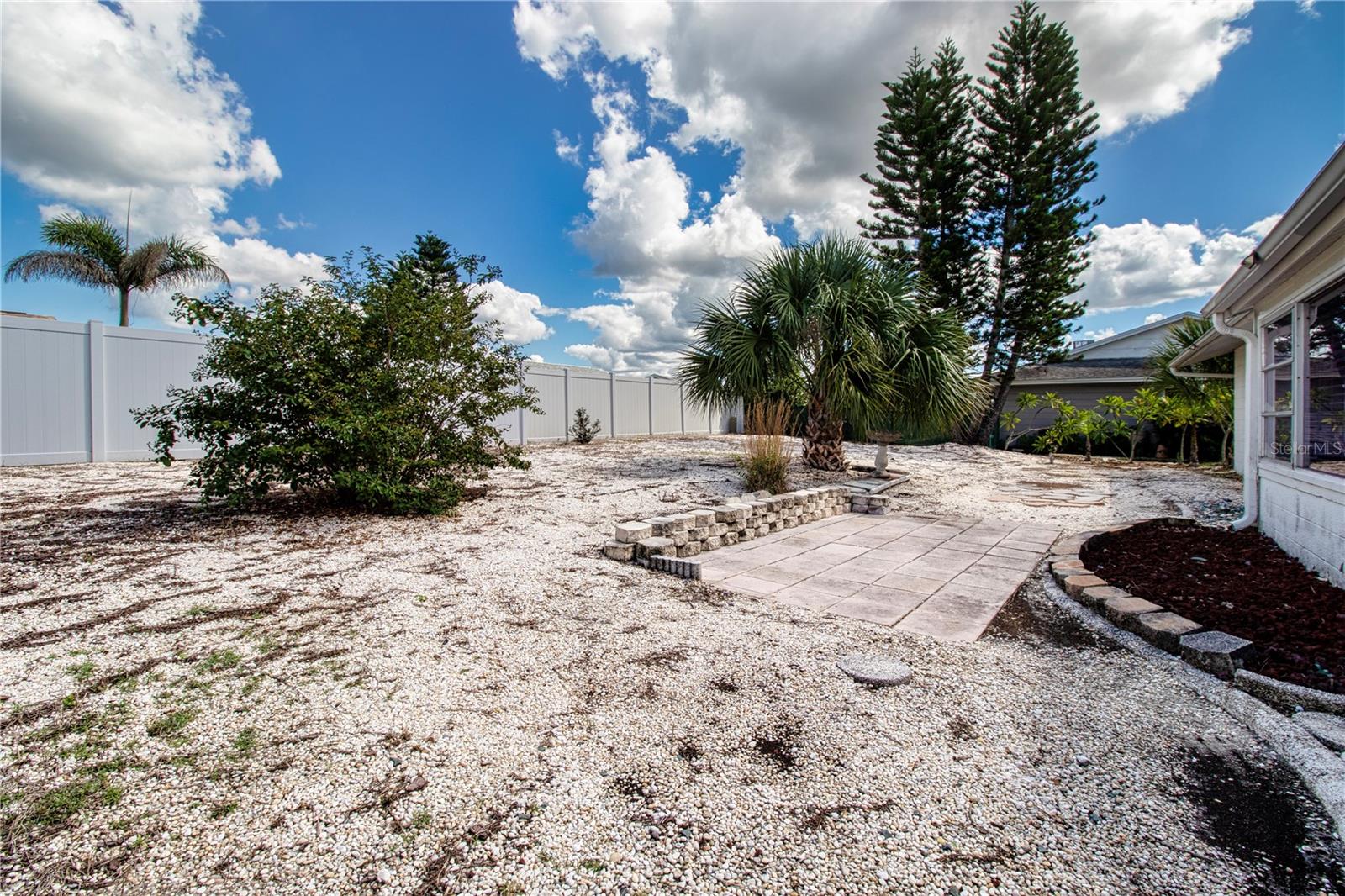 1507 N LAKE DR