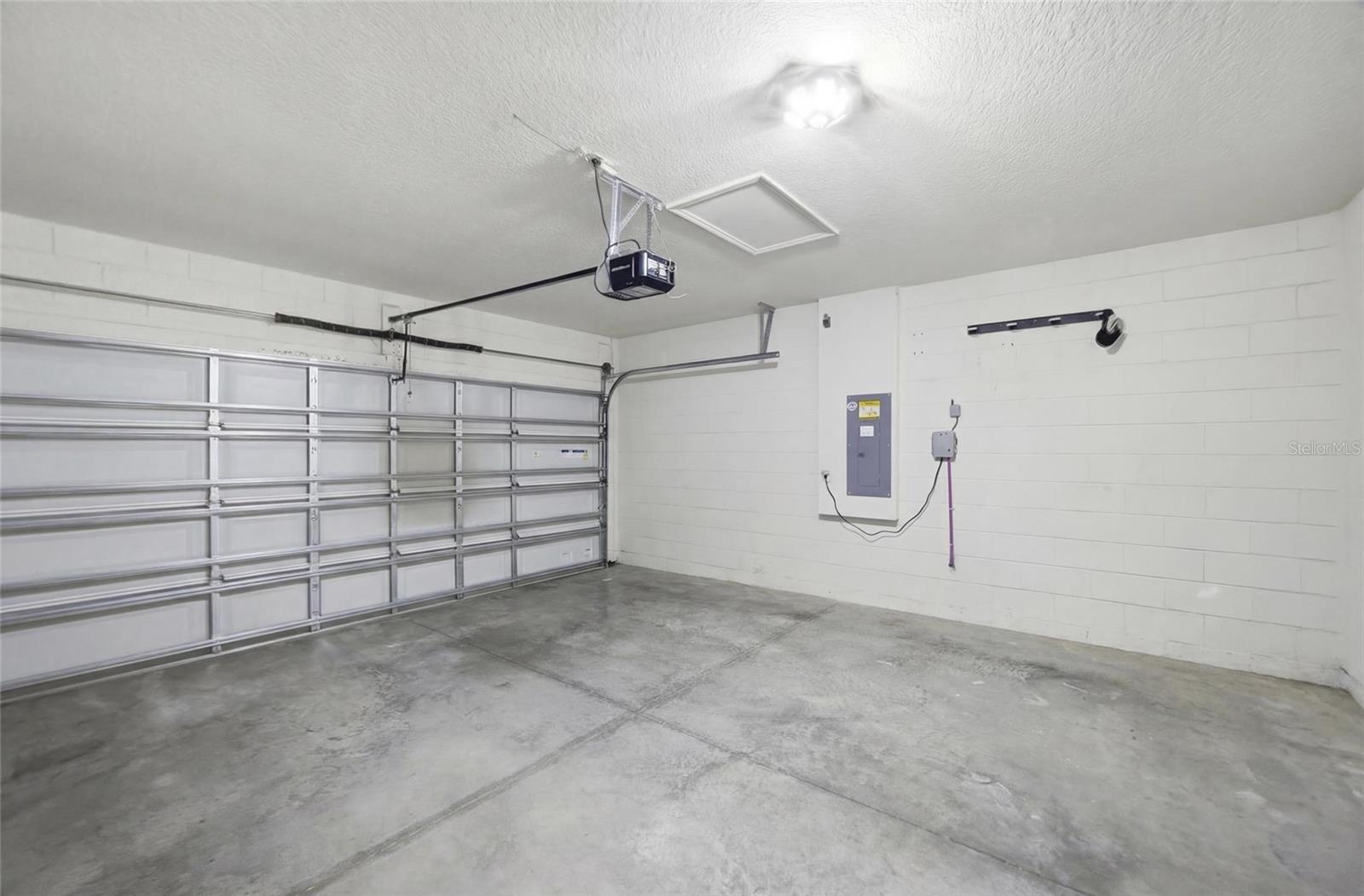 8204 PELICAN REED CIR