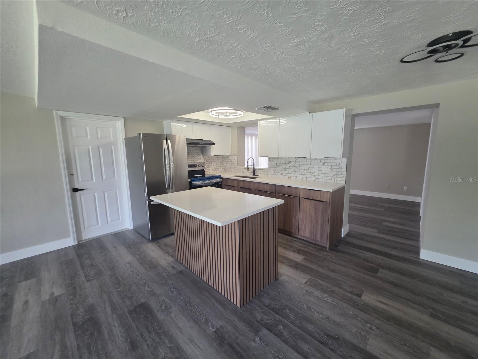 7401 COUNTRY CLUB DR