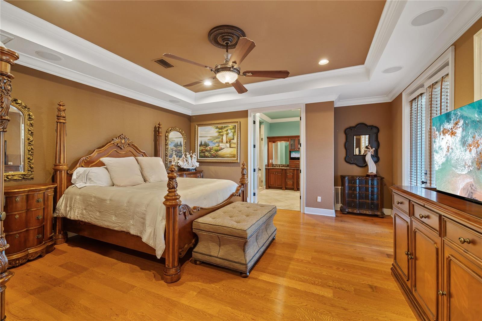 4912 YACHT CLUB