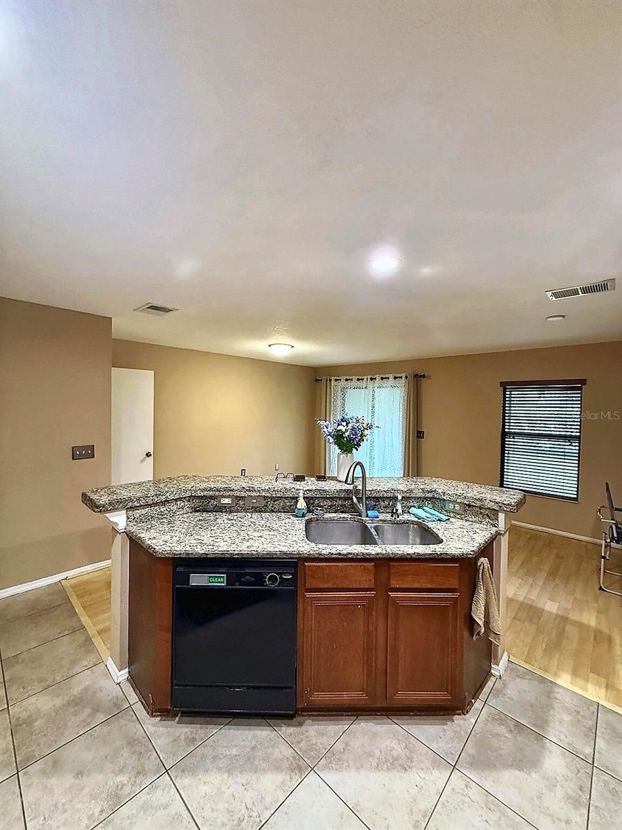 2607 OLEANDER LAKES