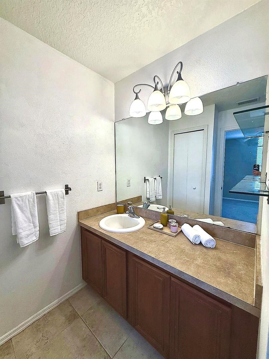 2607 OLEANDER LAKES