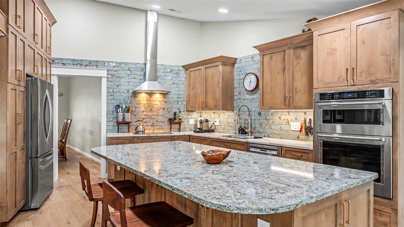 2712 LAUREL OAK DR