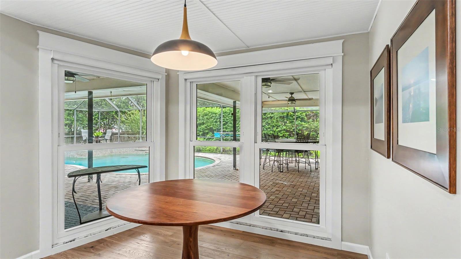 2712 LAUREL OAK DR