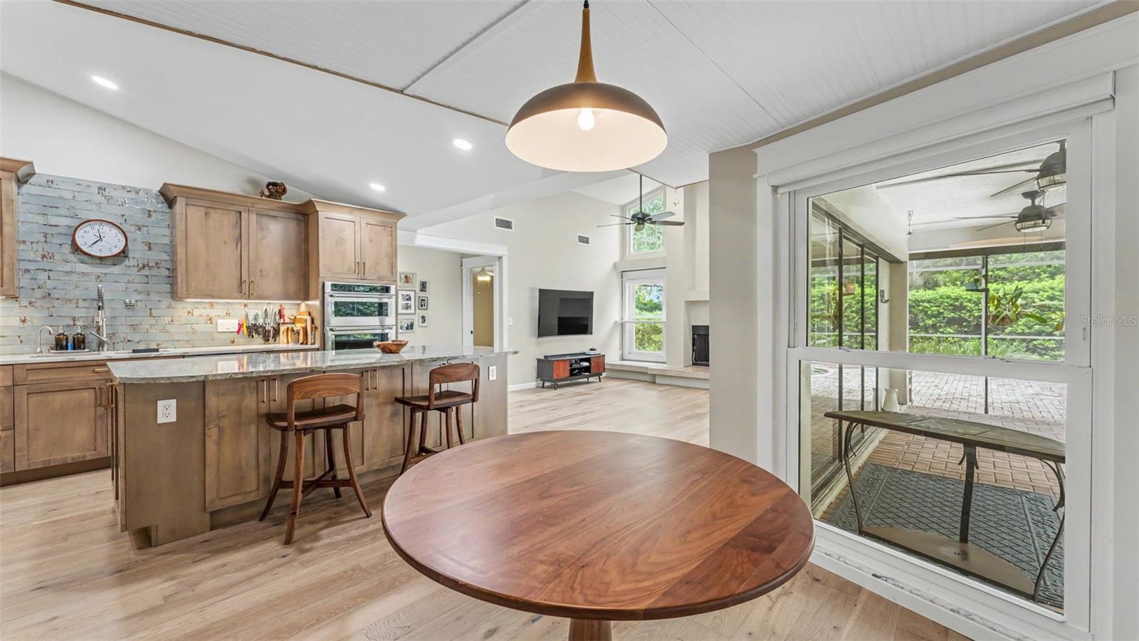 2712 LAUREL OAK DR