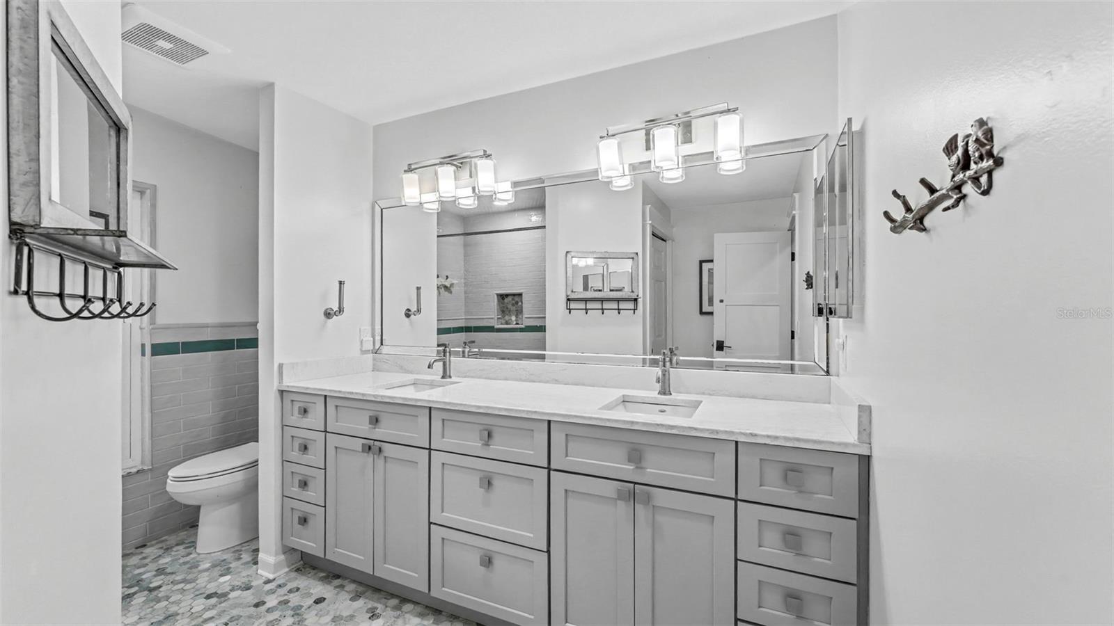 2712 LAUREL OAK DR