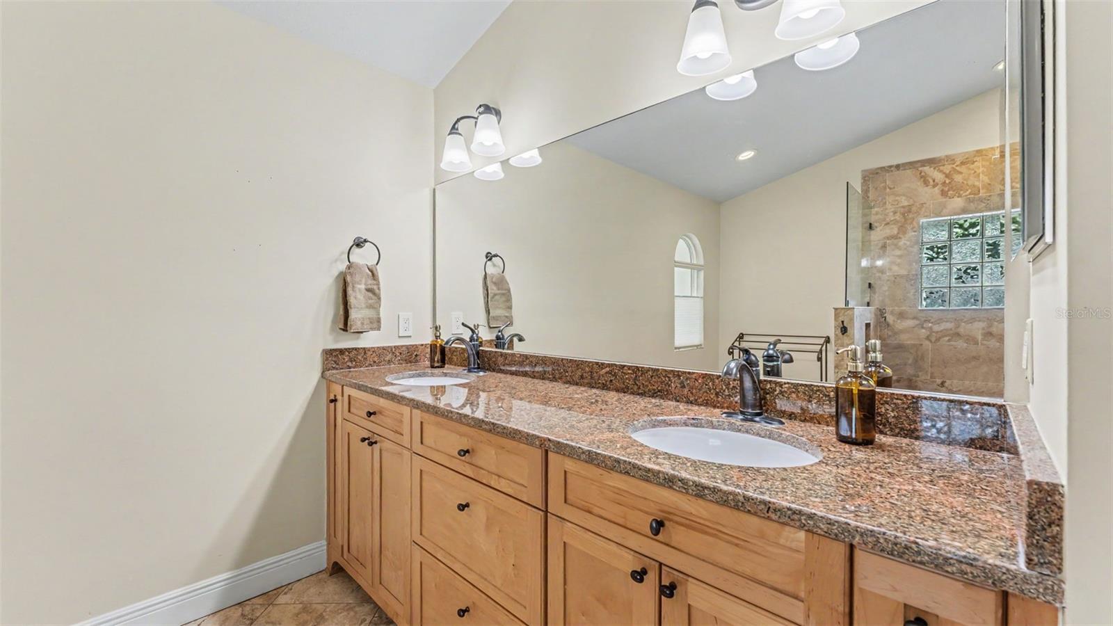 2712 LAUREL OAK DR
