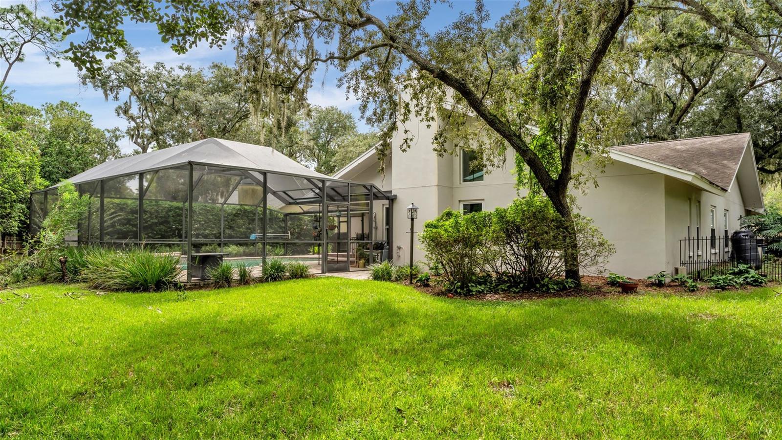 2712 LAUREL OAK DR