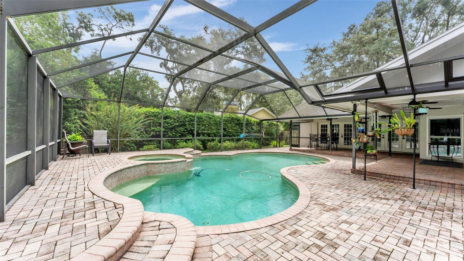 2712 LAUREL OAK DR