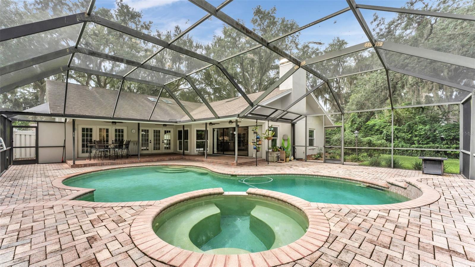 2712 LAUREL OAK DR