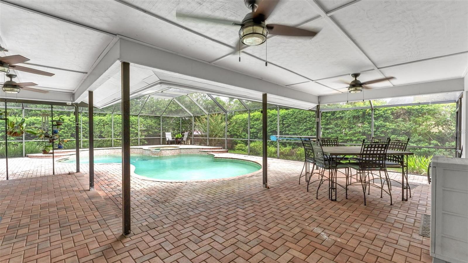 2712 LAUREL OAK DR