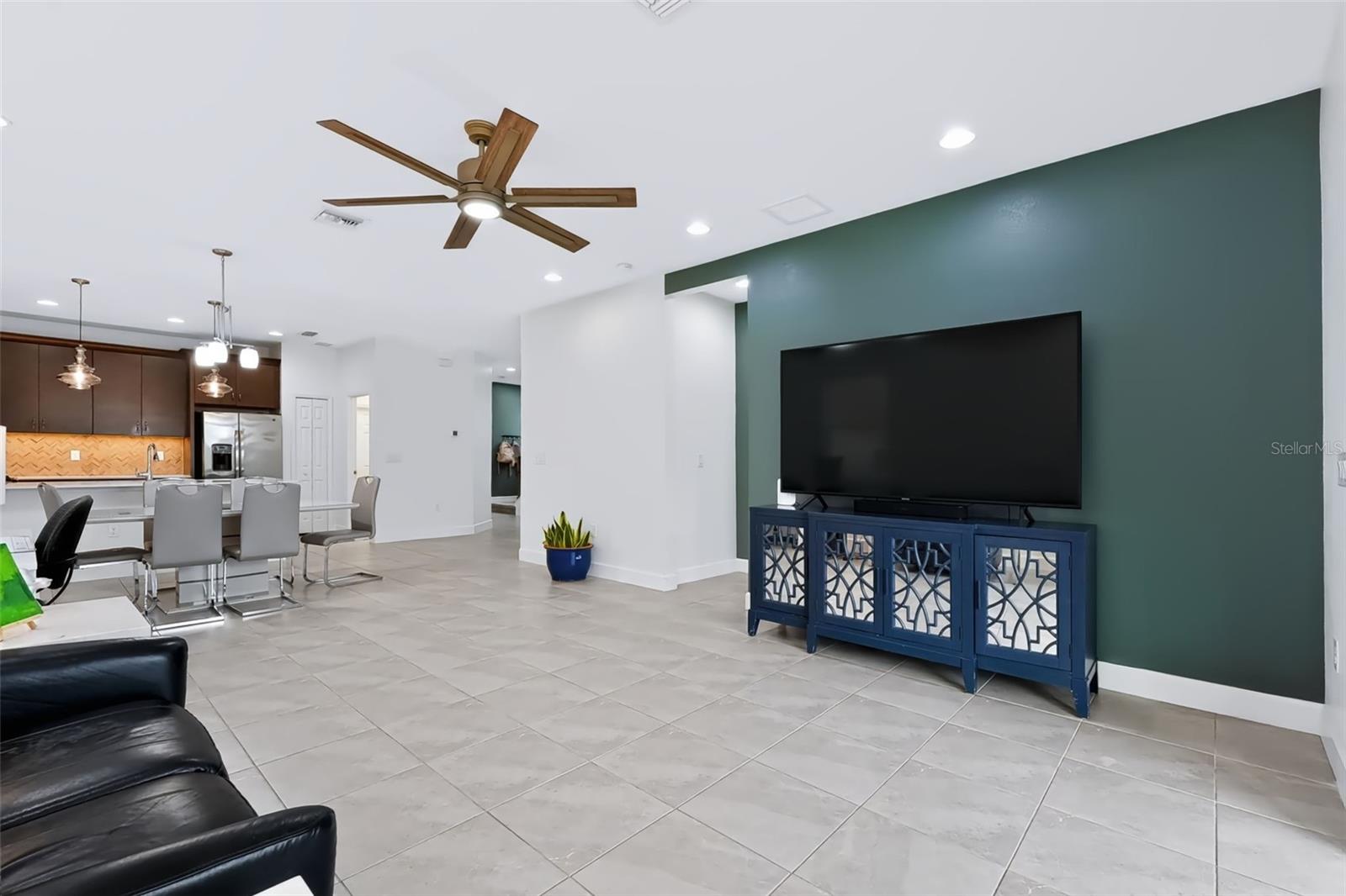 6118 VOYAGERS PL