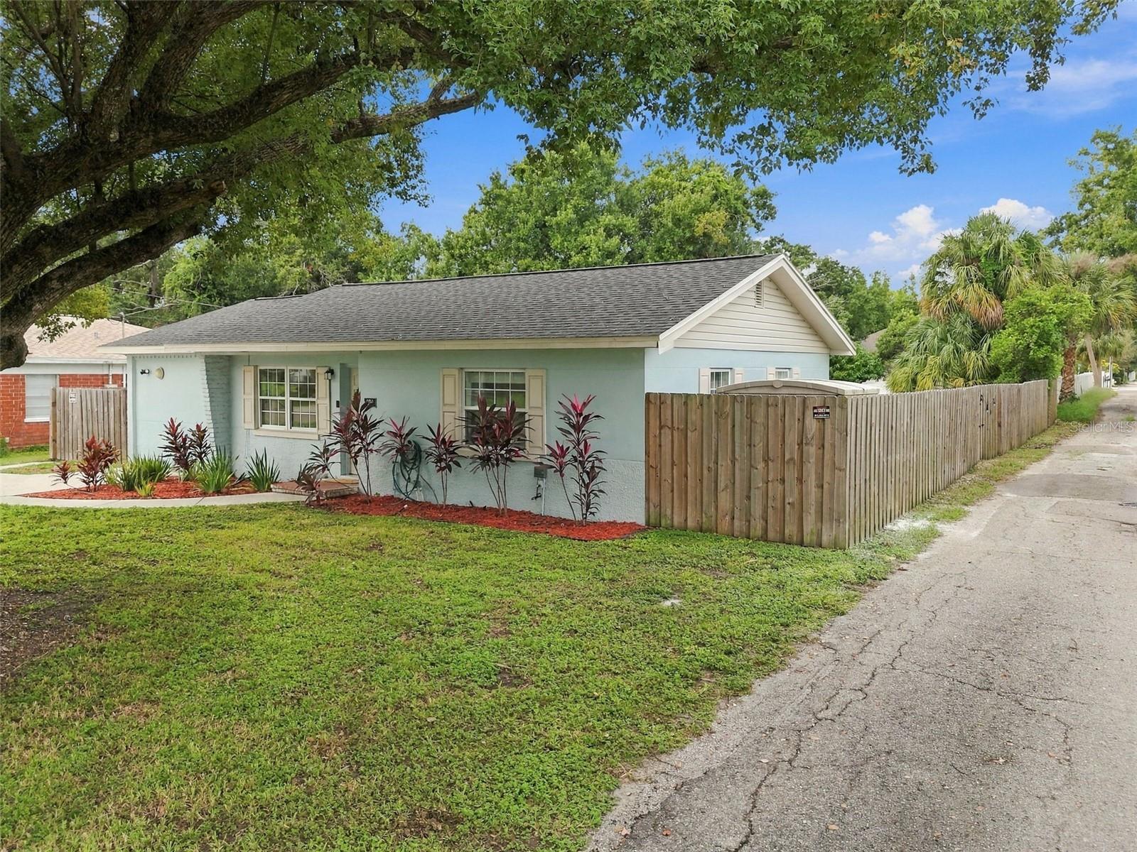 806 N GOMEZ AVE