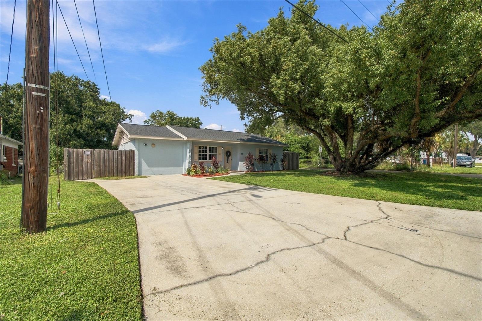806 N GOMEZ AVE