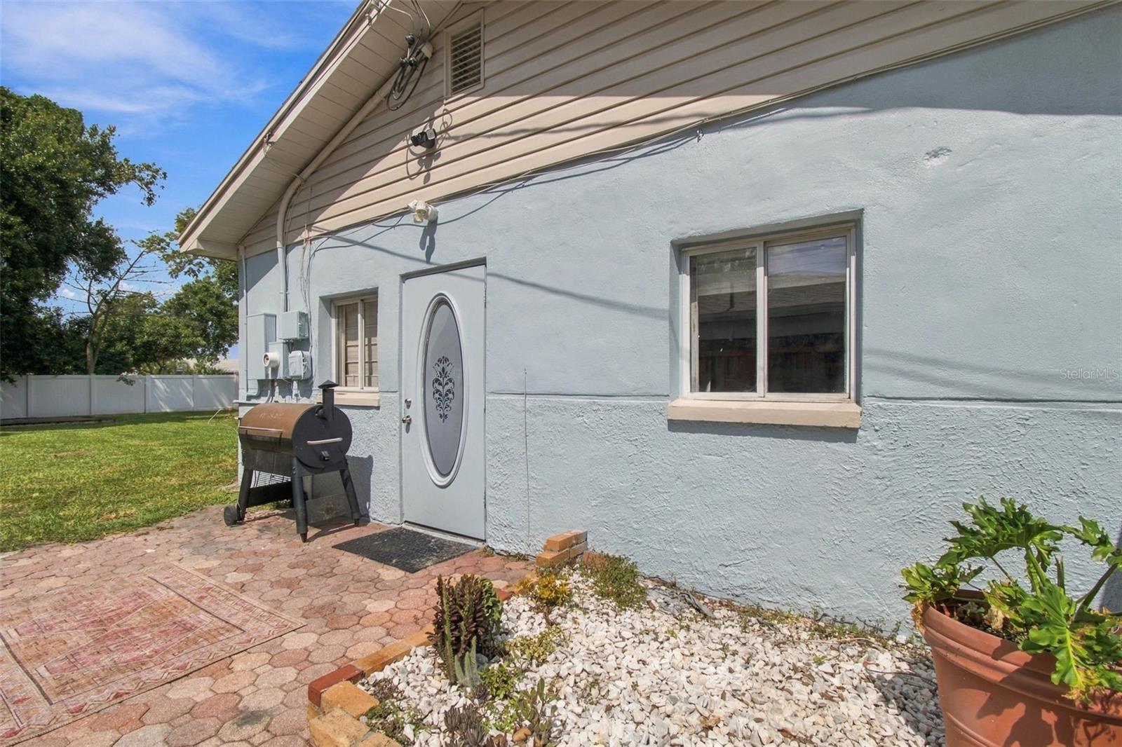 806 N GOMEZ AVE