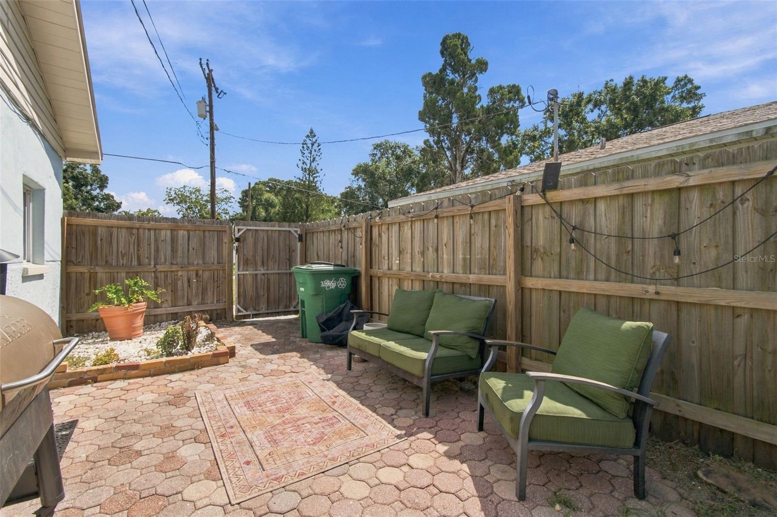806 N GOMEZ AVE