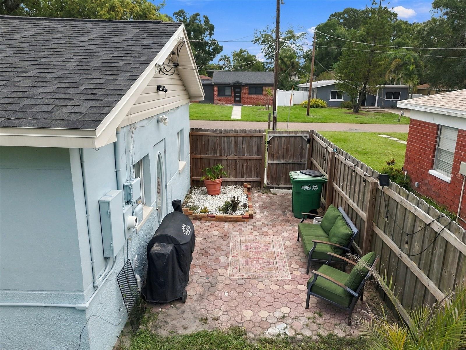 806 N GOMEZ AVE
