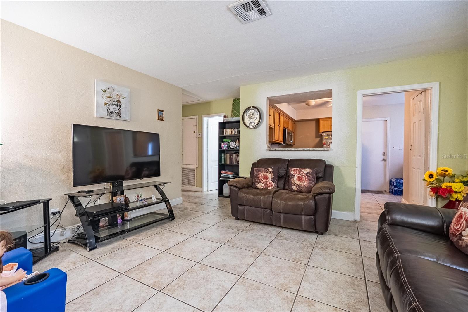 1738 W COMANCHE AVE