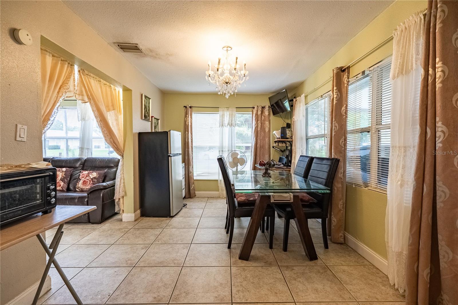 1738 W COMANCHE AVE