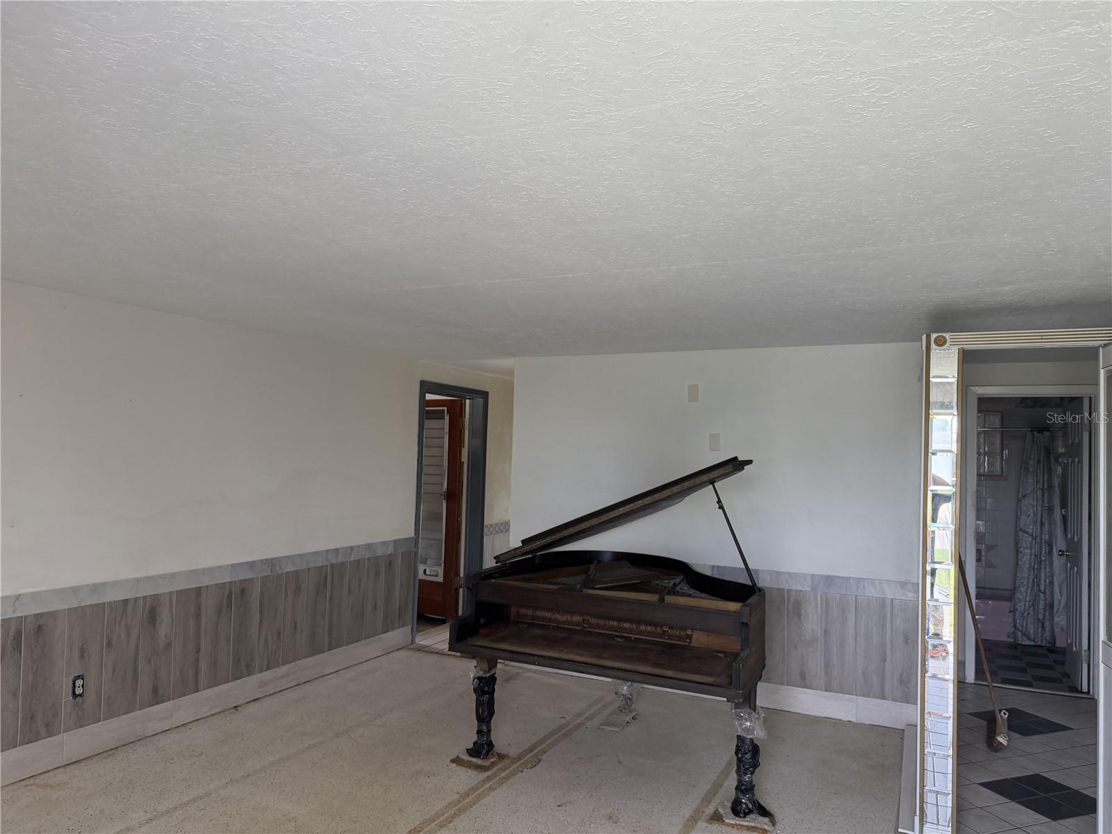 13233 SUSAN DR