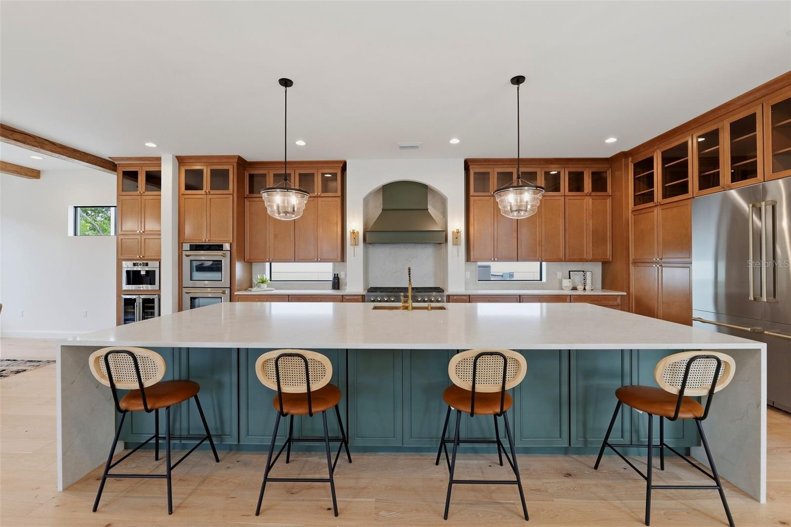 502 E DAVIS BLVD