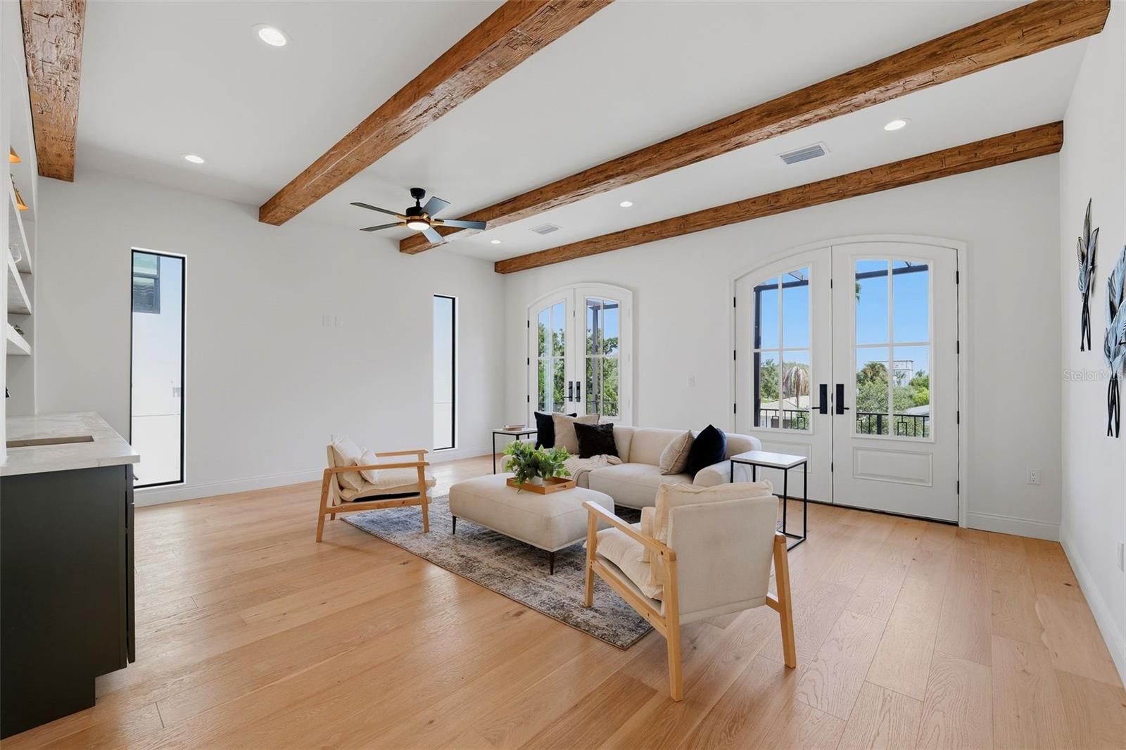 502 E DAVIS BLVD