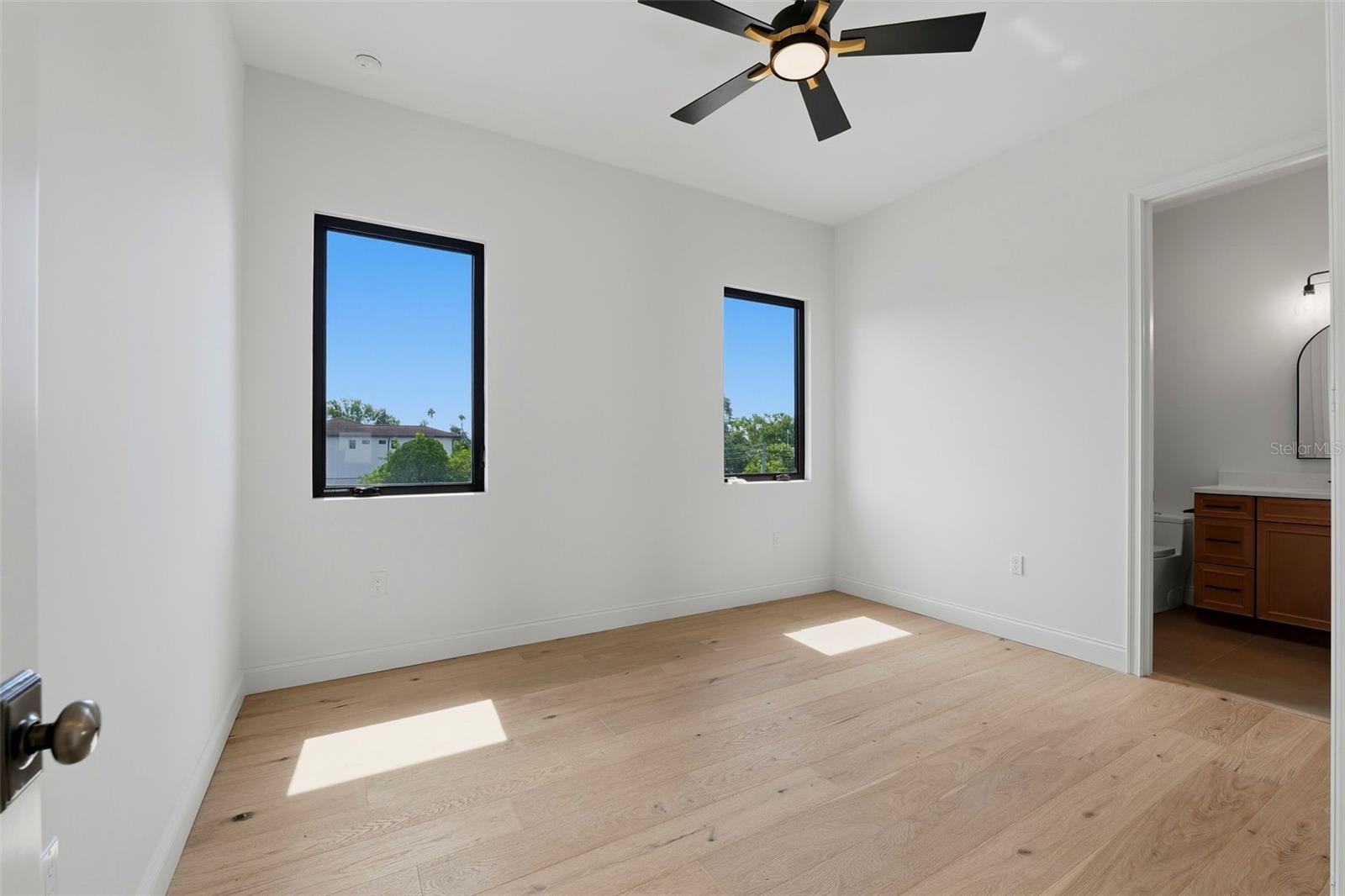 502 E DAVIS BLVD