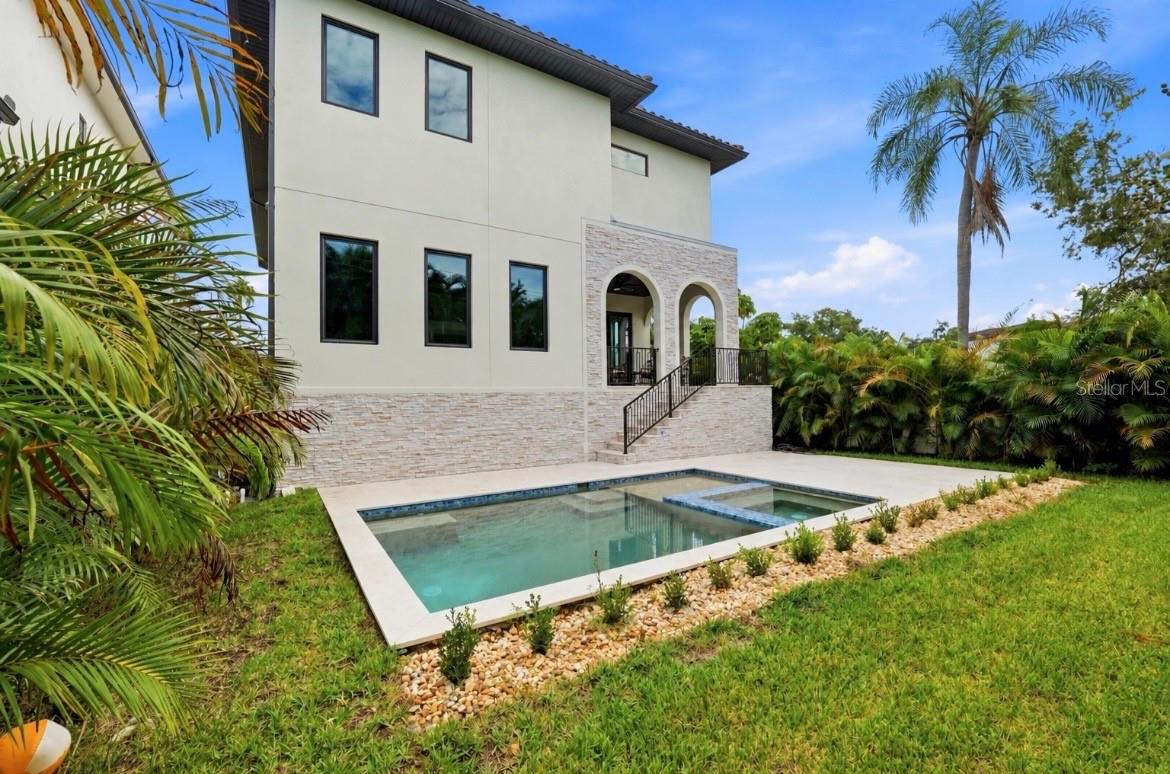 502 E DAVIS BLVD