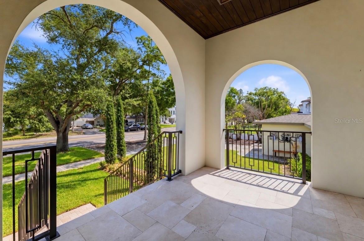502 E DAVIS BLVD