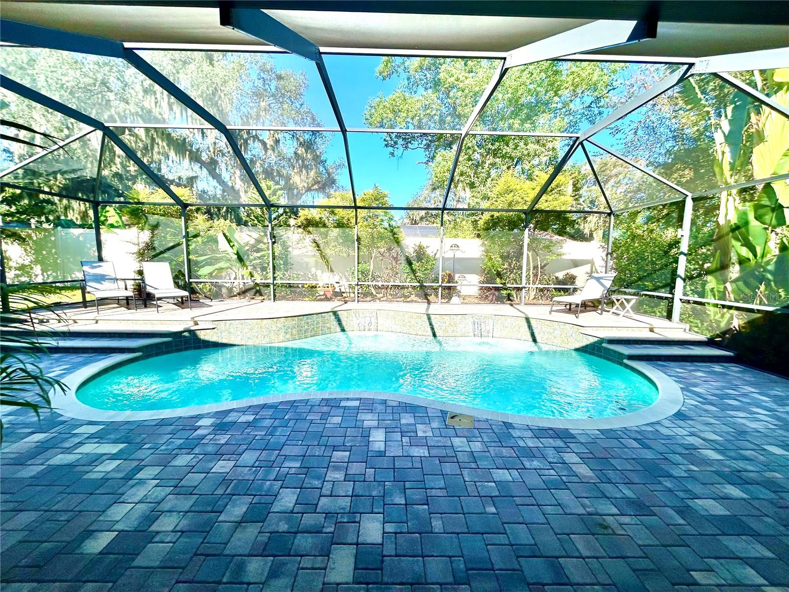 1212 LOREA LN