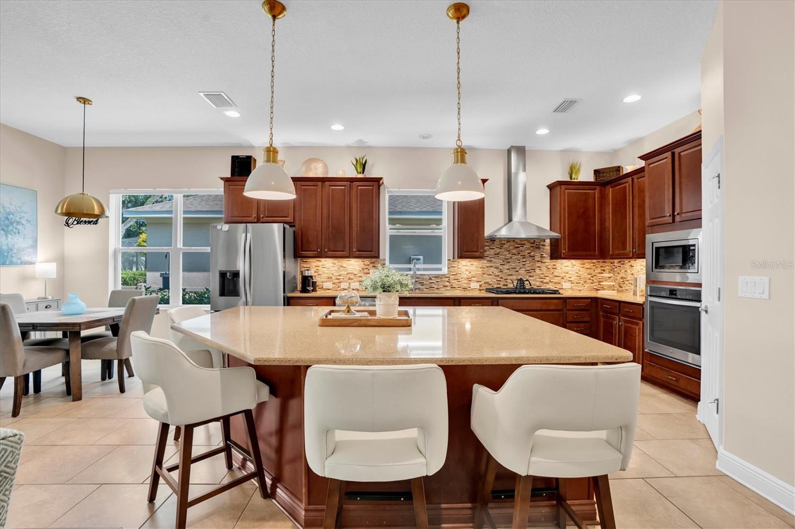 1212 LOREA LN