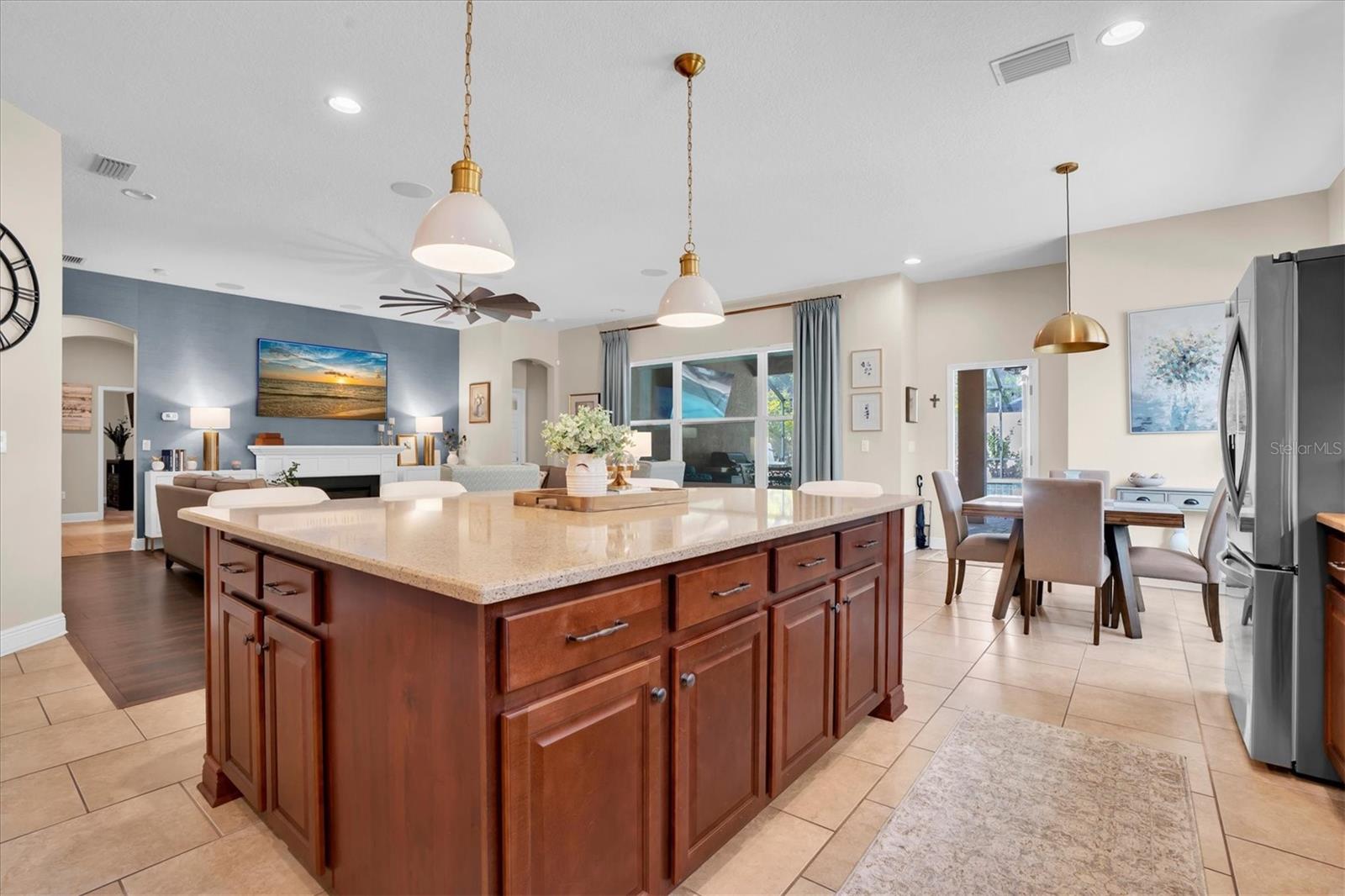 1212 LOREA LN
