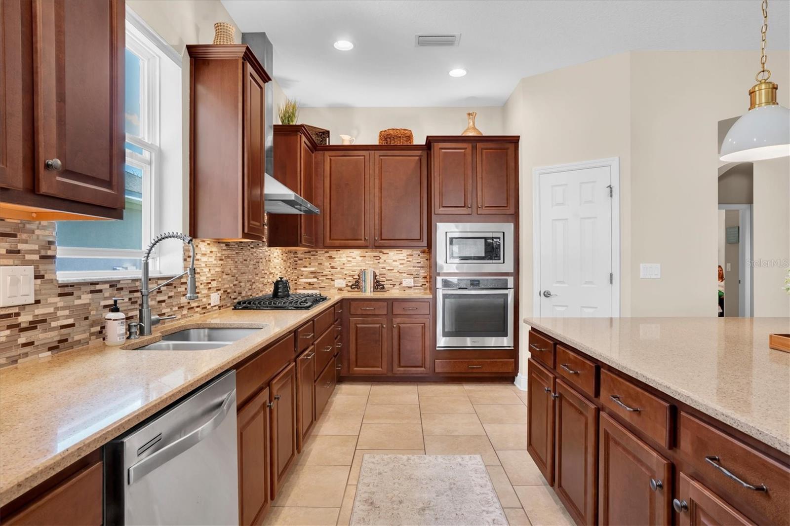 1212 LOREA LN