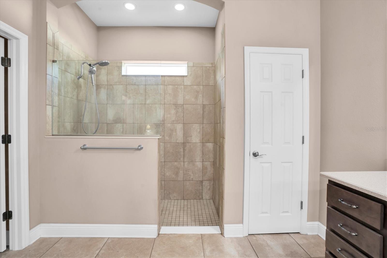 1212 LOREA LN