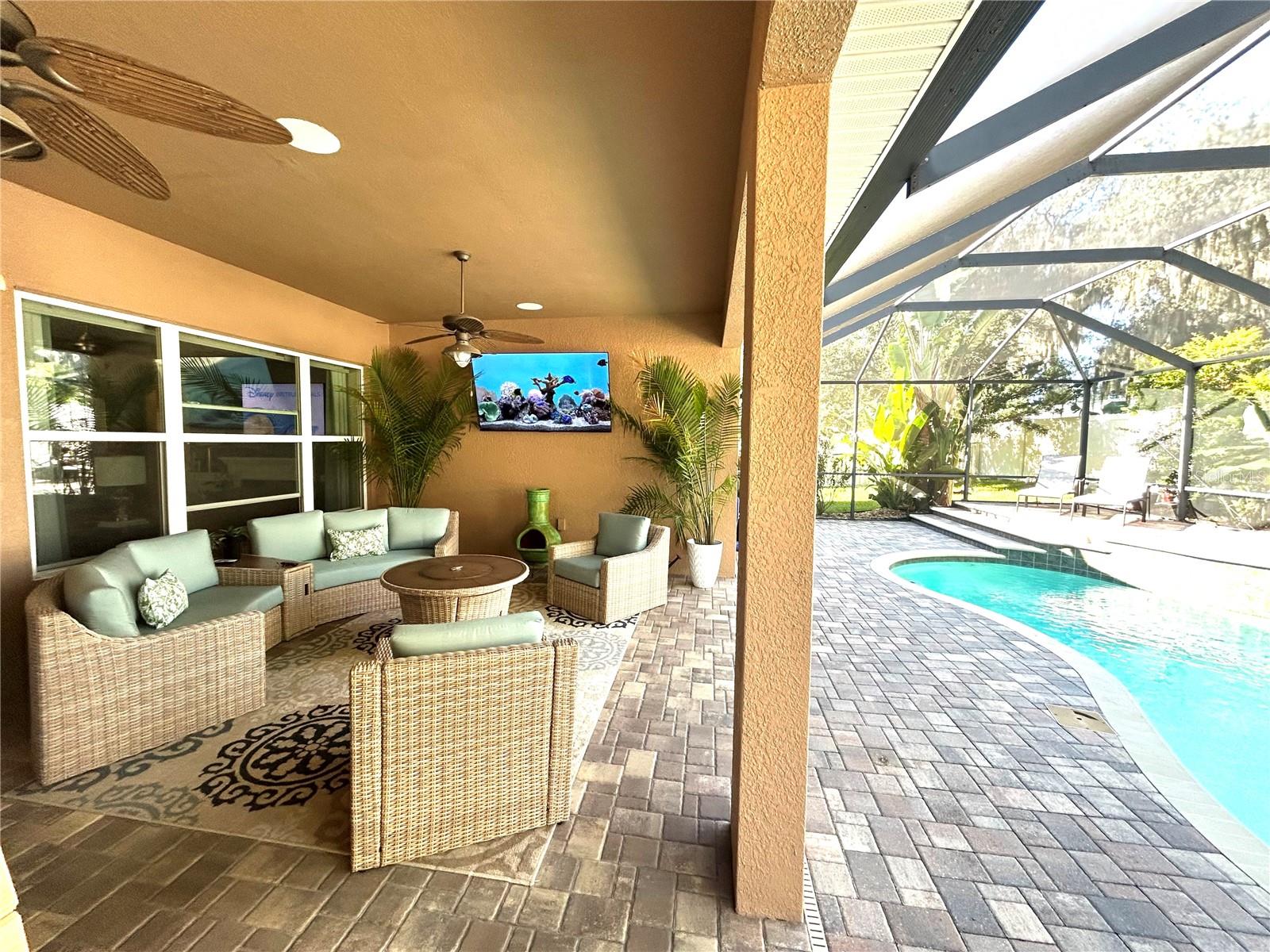 1212 LOREA LN