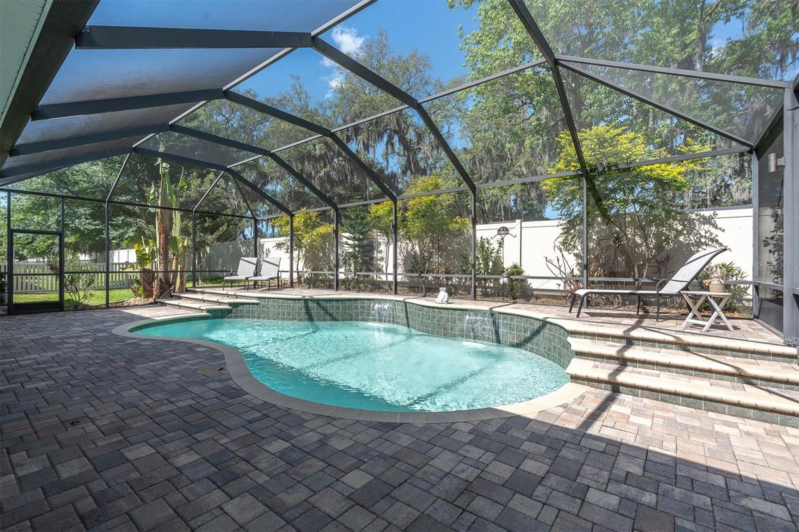 1212 LOREA LN