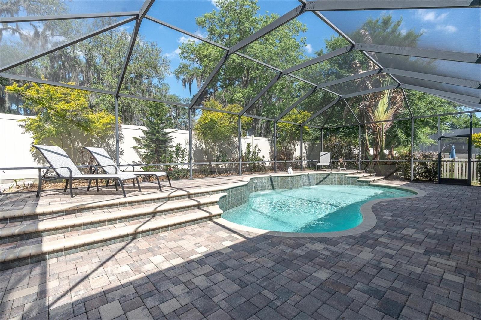 1212 LOREA LN