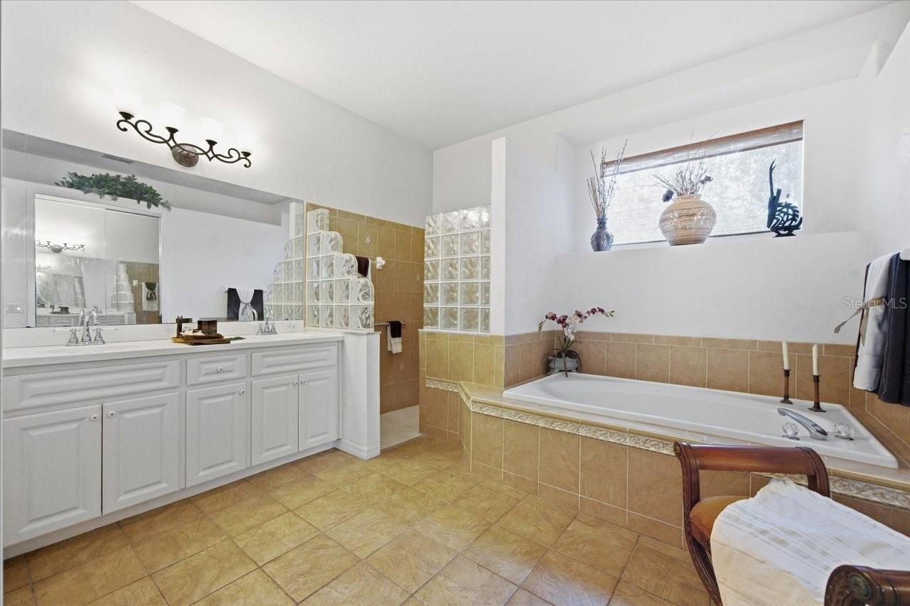 12220 WOODLANDS CIR