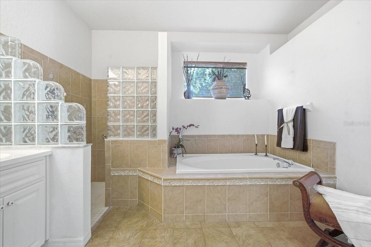 12220 WOODLANDS CIR