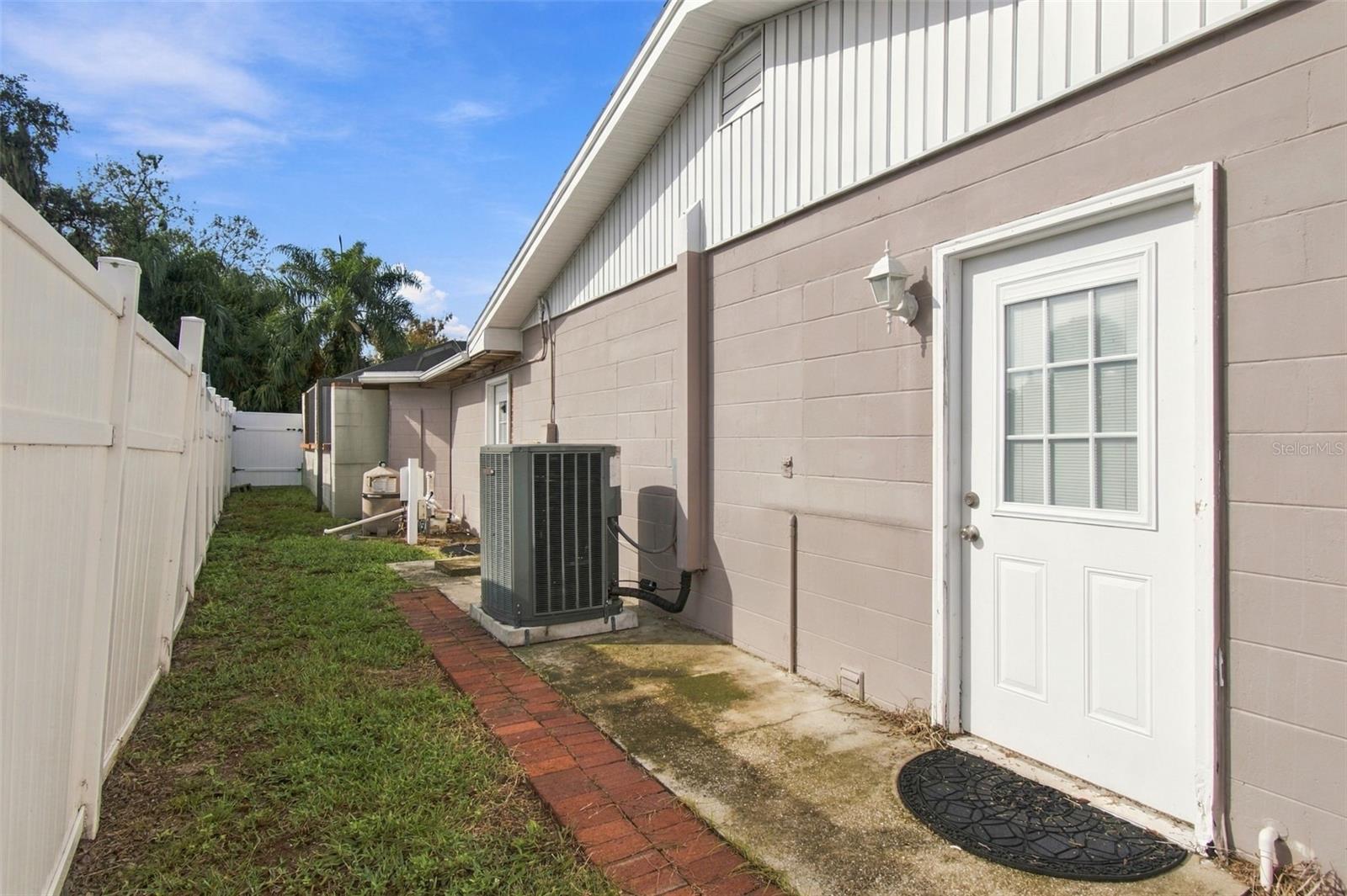 105 ASHBROOK DR