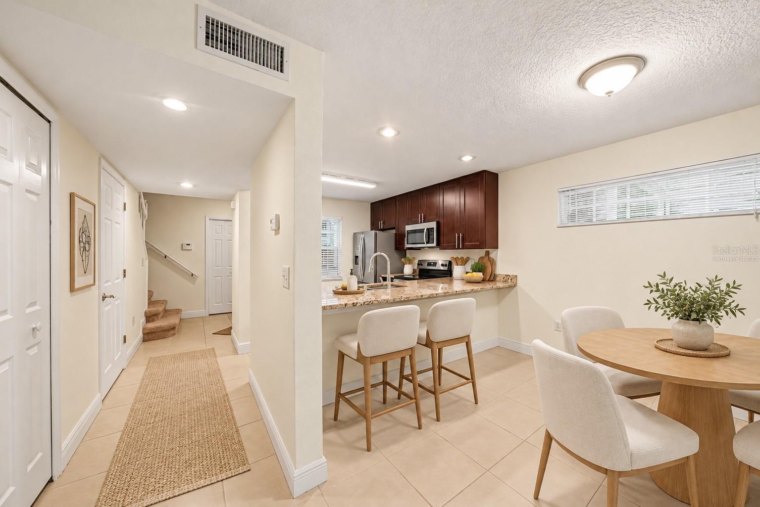 6915 LAKEVIEW CT