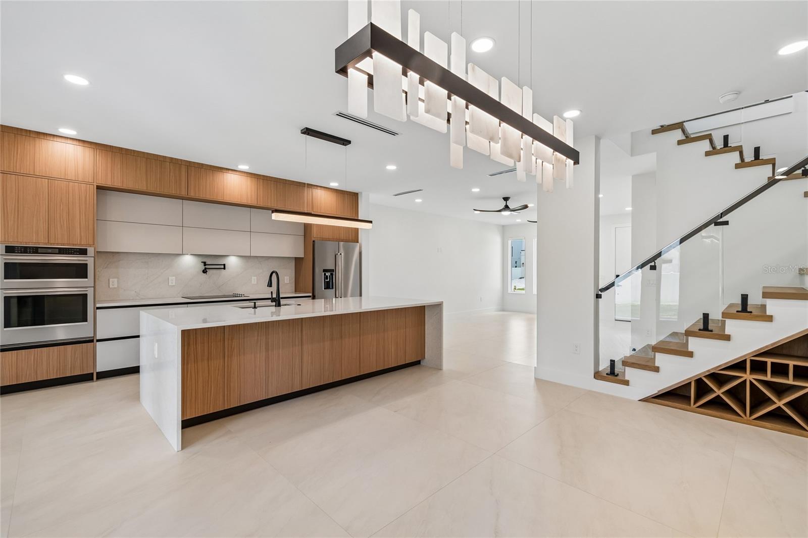 2307 N ELCOE DR