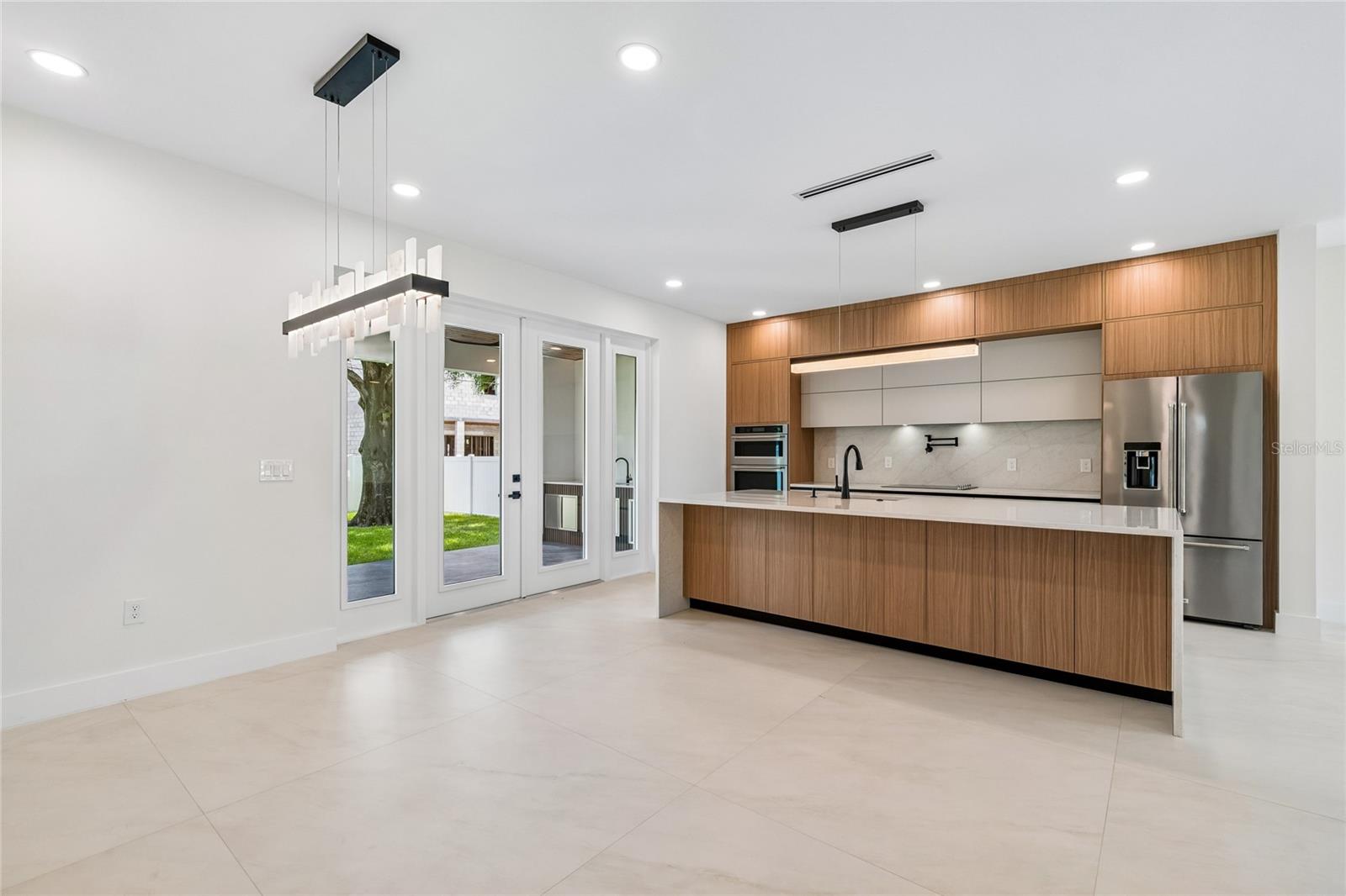 2307 N ELCOE DR