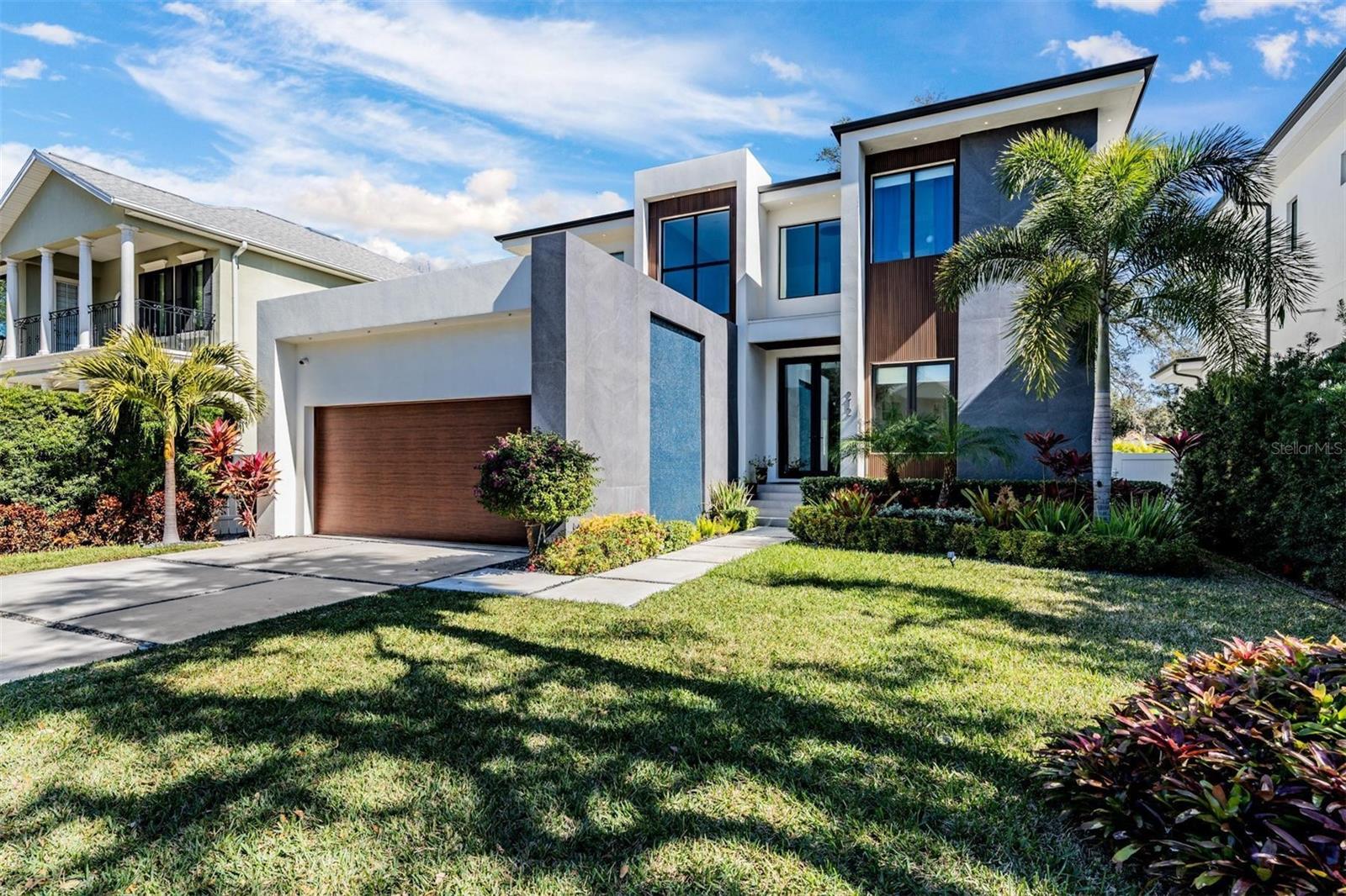 212 S RENELLIE DR