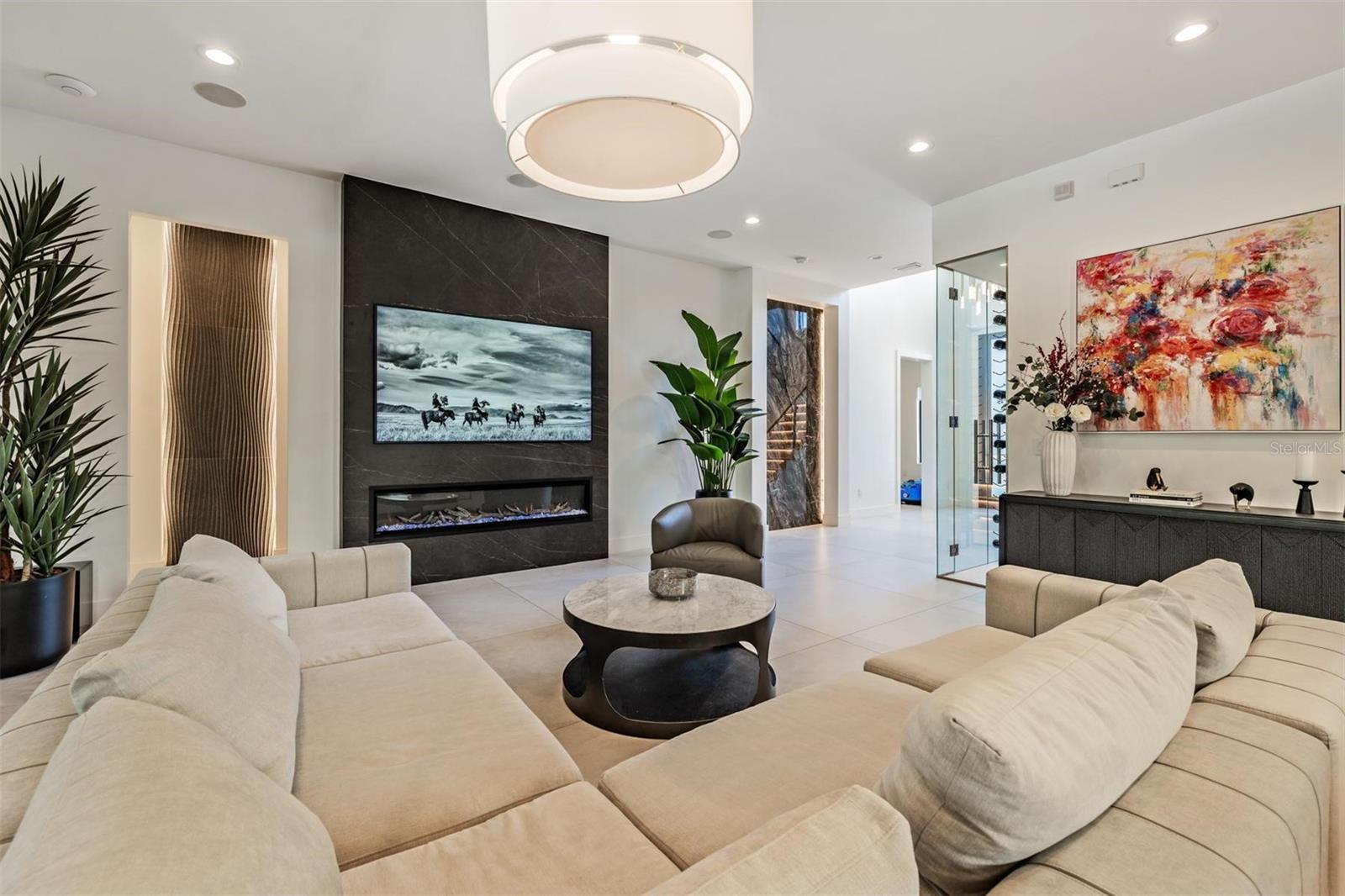 212 S RENELLIE DR