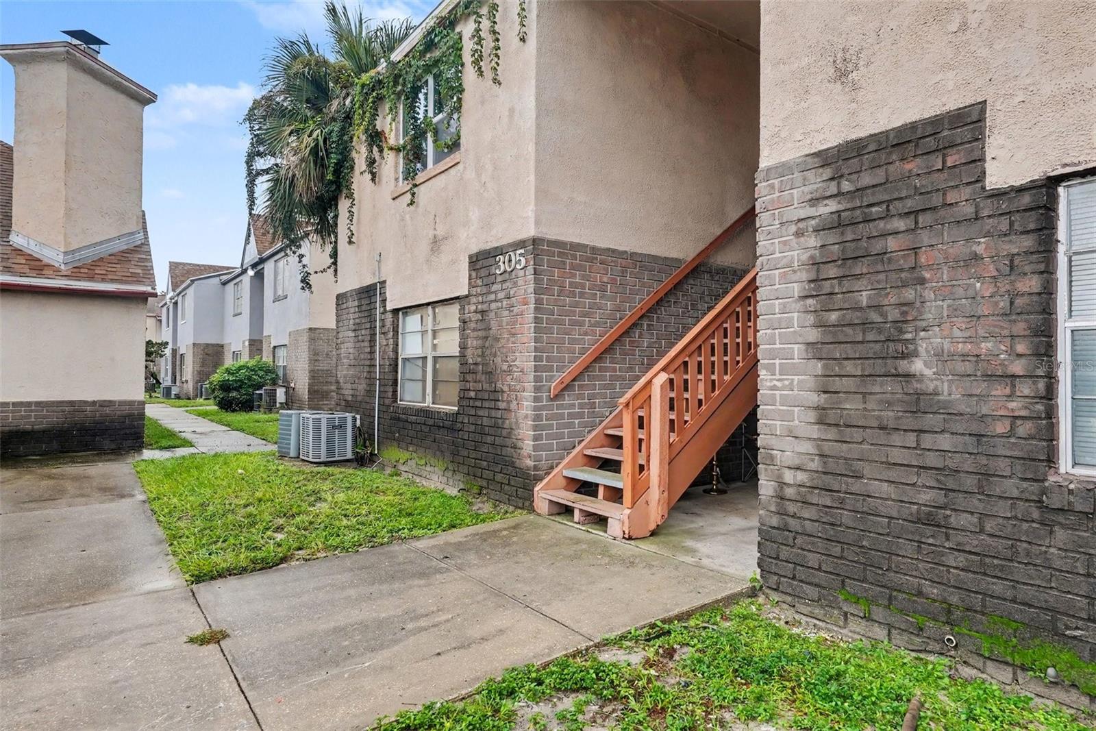 305 E WELLINGTON CT #64
