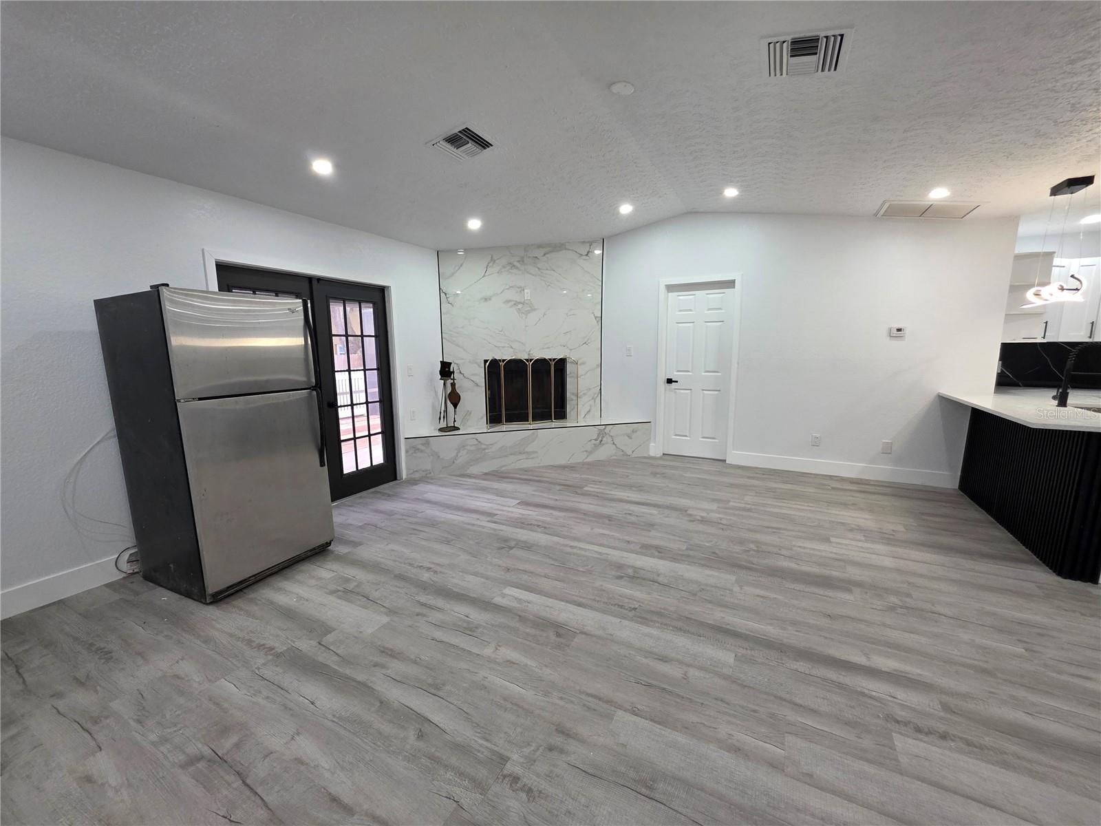 5044 ROANOKE DR