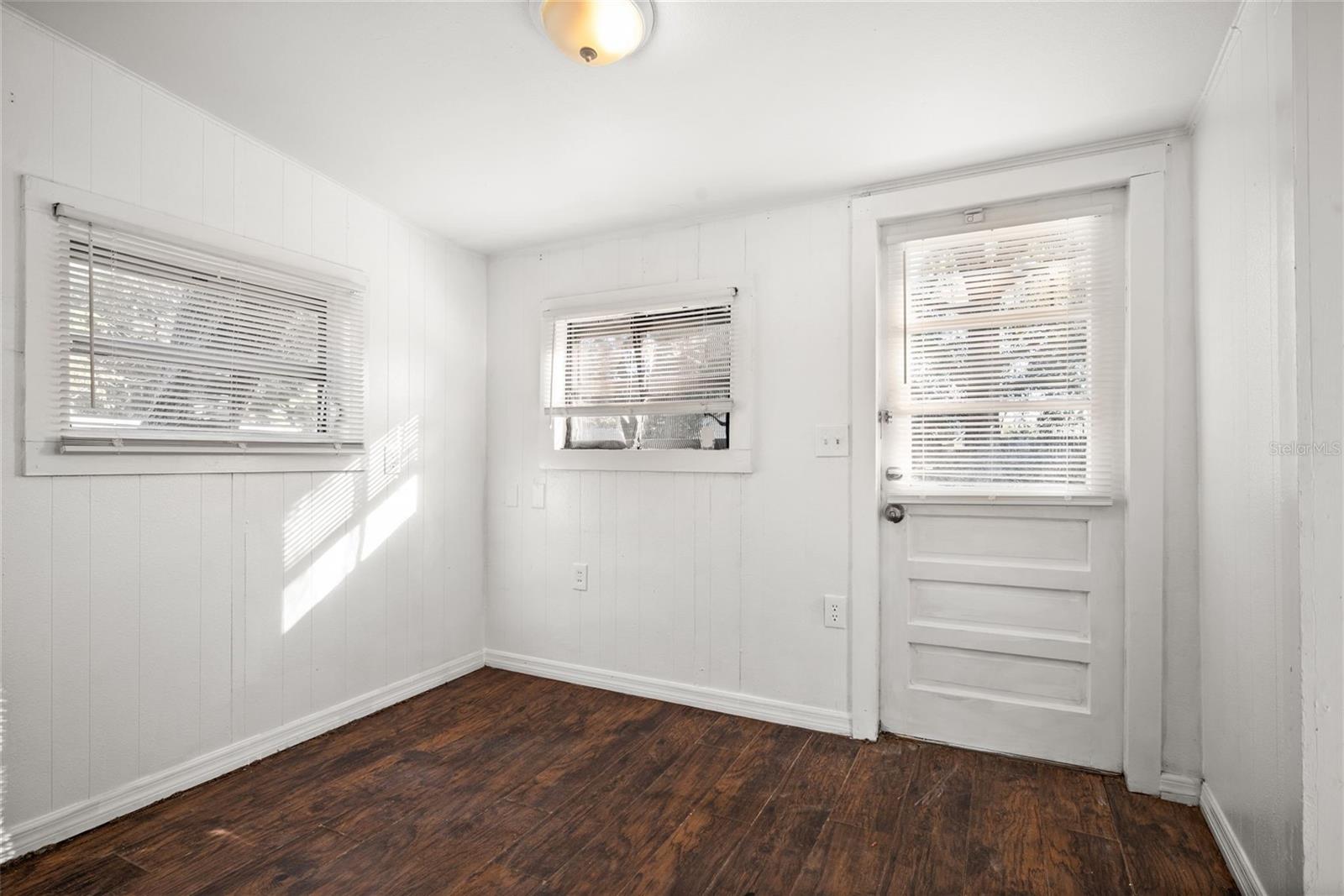 211 E CLUSTER AVE
